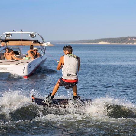 Ap Lago Montargil - Conference & Spa Buitenkant foto A wakeboarder