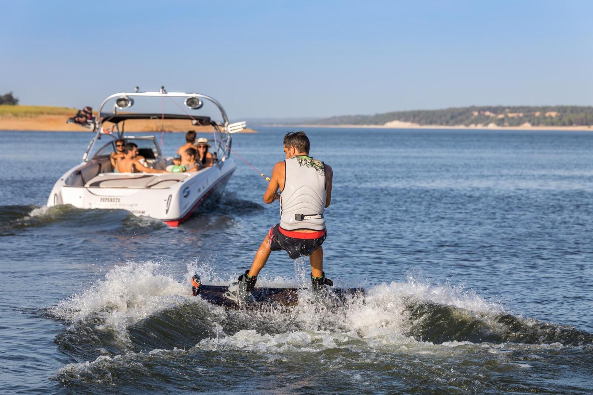 Ap Lago Montargil - Conference & Spa Buitenkant foto A wakeboarder