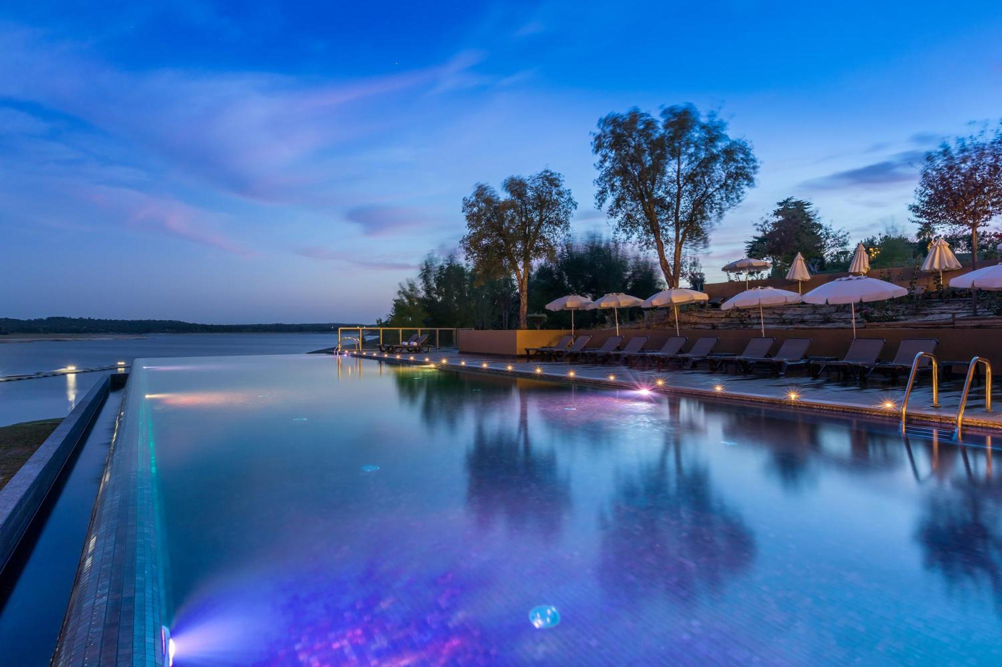 Ap Lago Montargil - Conference & Spa Buitenkant foto The pool at the hotel