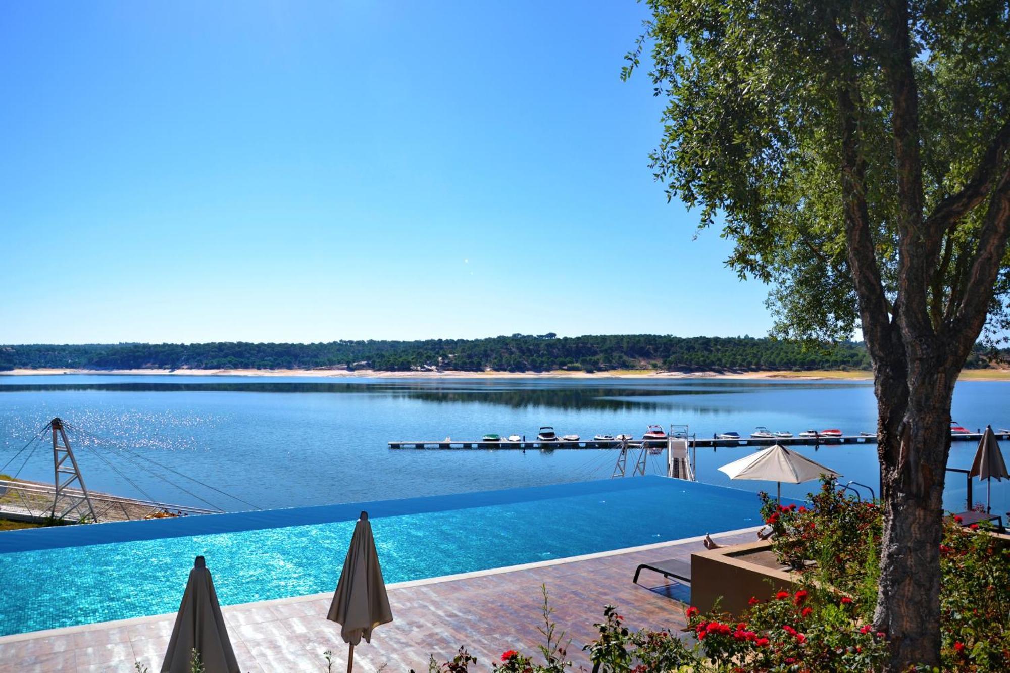 Ap Lago Montargil - Conference & Spa Buitenkant foto View of the lake